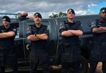 Suspeito morre em confronto com a polícia após manter crianças refém e atacar esposa