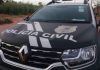 Golpista mastiga RG falso ao ver agentes, não consegue engolir e acaba presa