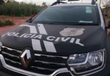Golpista mastiga RG falso ao ver agentes, não consegue engolir e acaba presa