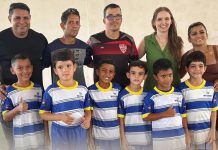 Prefeitura de Novo Planalto entrega uniformes da Escolinha de Futebol e reforça incentivo ao esporte