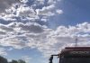 Corpo de Bombeiros combate incêndio em caminhão e evita que fogo atinja residências em Uruaçu