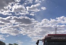 Corpo de Bombeiros combate incêndio em caminhão e evita que fogo atinja residências em Uruaçu