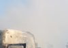 Caminhão é destruído por incêndio na BR-153, na divisa entre Goiás e Tocantins