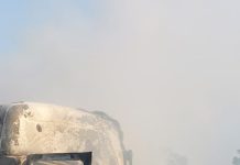 Caminhão é destruído por incêndio na BR-153, na divisa entre Goiás e Tocantins