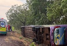 Ônibus de turismo tomba na BR-153 Norte e deixa cinco passageiros feridos