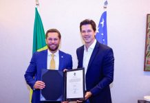 Daniel Vilela assina transmissão de cargo a Bruno Peixoto